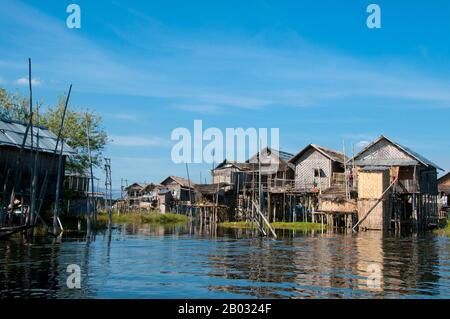 Le lac Inle est un lac d'eau douce situé dans le canton de Nyaungshwe, dans le district de Taunggyi, dans l'État de Shan, dans les collines de Shan, au Myanmar (Birmanie). C'est le deuxième plus grand lac du Myanmar avec une superficie estimée de 116 km2 et l'un des plus élevés à une altitude de 880 m. Les habitants du lac Inle (appelé Intha), dont environ 70 000 vivent dans quatre villes bordant le lac, dans de nombreux petits villages le long des rives du lac et sur le lac lui-même. L'ensemble du lac se trouve dans la commune de Nyaung Shwe. La population se compose principalement d'Intha, avec un mélange d'autres Banque D'Images