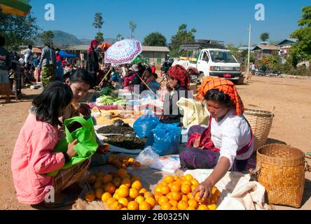 La Pa-O est la septième nationalité ethnique de la République de l'Union du Myanmar. Ils sont le deuxième groupe ethnique de l'État de Shan et vivent également dans l'État de Kayin, l'État de Kayah, l'État de Mon et la division de Bago. On pense qu'ils sont du stock de Tibeto-Burman et qu'ils sont ethnologiquement liés à la Karen. Le lac Inle est un lac d'eau douce situé dans le canton de Nyaungshwe, dans le district de Taunggyi, dans l'État de Shan, dans les collines de Shan, au Myanmar (Birmanie). C'est le deuxième plus grand lac du Myanmar avec une superficie estimée de 116 km2 et l'un des plus élevés d'un al Banque D'Images