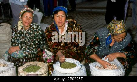 Samarkand (Ouzbek: Samarqand, de Sogdian: 'Fort de tonalité' ou 'Ville de Roche') est la deuxième ville la plus grande d'Ouzbékistan et la capitale de la province de Samarqand. La ville est la plus notée pour sa position centrale sur la route de la soie entre la Chine et l'Ouest, et pour être un centre islamique pour l'étude savante. Au XIVe siècle, il est devenu la capitale de l'empire de Timur (Tamerlane) et est le site de son mausolée (le Gur-e Amir). La Mosquée Bibi-Khanym reste l'un des monuments les plus remarquables de la ville. Le Registan était l'ancien centre de la ville. Banque D'Images