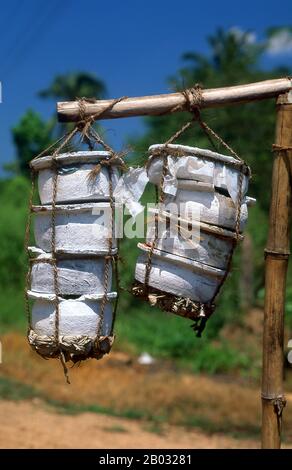 Le curd de buffle (dans le cinghala meekiri, en hindi dahi) est un type traditionnel de yaourt préparé à partir de lait de buffle. Il est populaire dans tous les pays d'Asie du Sud tels que le Bangladesh, l'Inde, le Pakistan, Sri Lanka, le Népal, etc. Le lait de buffle est traditionnellement meilleur que le lait de vache en raison de sa teneur en matières grasses plus élevée faisant une masse de yaourt plus épaisse. La plupart des pots d'argile sont utilisés comme matériau de conditionnement pour le curd de Buffalo. Le curd de dénomination est traditionnellement utilisé dans le sous-continent indien pour désigner le yogourt, tandis qu'un autre mot, paneer, est utilisé pour désigner le curd dans le sens anglais britannique du mot. Banque D'Images