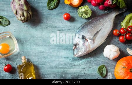 Ingrédients frais sur fond grunge - vue de dessus Banque D'Images