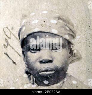 Cette photographie d'un esclave africain Libéré a été prise après qu'ils aient été libérés des navires en pente par la marine britannique. De 1861 à 1874, plus de 2500 « Africains Libérés » ont été expédiés à Port Victoria, Seychelles. Alors que le commerce des esclaves a continué à travers l'Afrique orientale et australe et l'Océan Indien, les 'libérés' ont été emmenés dans un dépôt, classé par le Magistrate de District, photographié, renommé et assigné comme 'apprentis' aux plantations d'origine française, où ils ont été indentés pendant cinq ans. Banque D'Images