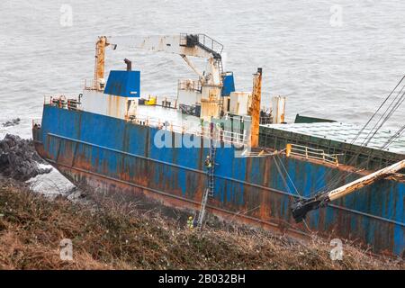 Ballycotton, Cork, Irlande. 18 février 2020. Le personnel du conseil du comté de Cork a embarquer sur l'épave du navire fantôme MV Alta qui a été conduit à l'agrin pendant la tempête Dennis près de Ballycotton, Co. Cork, Irlande. Ils sont à bord pour évaluer le risque de pollution de tout combustible encore à bord du navire. Le cargo de 77 mètres a fait les gros titres en octobre 2018 lorsque la Garde côtière américaine a sauvé son équipage à bord du navire handicapé à 1 380 milles au sud-est des Bermudes. Crédit; David Creedon / Alay Live News Banque D'Images