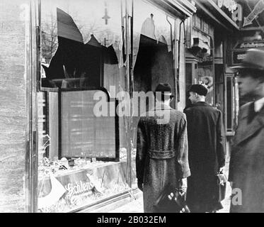 Kristallnacht ou "Crystal Night", également appelée la Nuit de verre Brisé, était un pogrom contre les juifs dans toute l'Allemagne nazie et l'Autriche qui a eu lieu du 9 au 10 novembre 1938, mené par les forces paramilitaires de sa (Sturmabteilung ou Brownshirts) et les civils allemands. Les autorités allemandes ont examiné sans intervenir. Le nom de Kristallnacht vient des barons de verre brisé qui ont jonché les rues après que les magasins, les bâtiments et les synagogues appartenant à des Juifs avaient leurs fenêtres écrasées. Banque D'Images