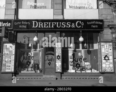 Kristallnacht ou "Crystal Night", également appelée la Nuit de verre Brisé, était un pogrom contre les juifs dans toute l'Allemagne nazie et l'Autriche qui a eu lieu du 9 au 10 novembre 1938, mené par les forces paramilitaires de sa (Sturmabteilung ou Brownshirts) et les civils allemands. Les autorités allemandes ont examiné sans intervenir. Le nom de Kristallnacht vient des barons de verre brisé qui ont jonché les rues après que les magasins, les bâtiments et les synagogues appartenant à des Juifs avaient leurs fenêtres écrasées. Banque D'Images