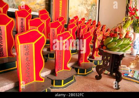 La salle d'assemblée de la Congrégation chinoise de cantonais (Quang Trieu) a été construite en 1885. La petite ville historique de Hoi An est située sur la rivière Thu bon à 30 km au sud de Danang. Au moment des Nguyen Lords (1558 - 1777) et même sous les premiers Nguyen Emperors, Hoi An - alors connu sous le nom de Faifo - était un port important, visité régulièrement par le transport maritime de l'Europe et de tout l'est. À la fin du XIXe siècle, l'envasement de la rivière Thu bon et le développement de Danang à proximité se sont combinés pour faire de Hoi An dans un fond d'eau. Cette obscurité a sauvé la ville de serio Banque D'Images