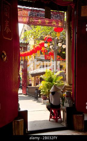 La salle d'assemblée de la Congrégation chinoise de cantonais (Quang Trieu) a été construite en 1885. La petite ville historique de Hoi An est située sur la rivière Thu bon à 30 km au sud de Danang. Au moment des Nguyen Lords (1558 - 1777) et même sous les premiers Nguyen Emperors, Hoi An - alors connu sous le nom de Faifo - était un port important, visité régulièrement par le transport maritime de l'Europe et de tout l'est. À la fin du XIXe siècle, l'envasement de la rivière Thu bon et le développement de Danang à proximité se sont combinés pour faire de Hoi An dans un fond d'eau. Cette obscurité a sauvé la ville de serio Banque D'Images