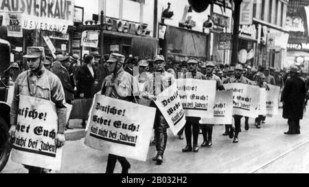 Kristallnacht ou "Crystal Night", également appelée la Nuit de verre Brisé, était un pogrom contre les juifs dans toute l'Allemagne nazie et l'Autriche qui a eu lieu du 9 au 10 novembre 1938, mené par les forces paramilitaires de l'Australie méridionale et les civils allemands. Les autorités allemandes ont examiné sans intervenir. Le nom de Kristallnacht vient des barons de verre brisé qui ont jonché les rues après que les magasins, les bâtiments et les synagogues appartenant à des Juifs avaient leurs fenêtres écrasées. Banque D'Images