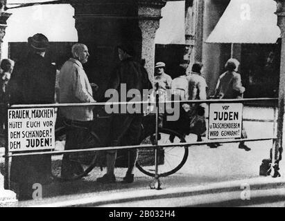 Kristallnacht ou "Crystal Night", également appelée la Nuit de verre Brisé, était un pogrom contre les juifs dans toute l'Allemagne nazie et l'Autriche qui a eu lieu du 9 au 10 novembre 1938, mené par les forces paramilitaires de l'Australie méridionale et les civils allemands. Les autorités allemandes ont examiné sans intervenir. Le nom de Kristallnacht vient des barons de verre brisé qui ont jonché les rues après que les magasins, les bâtiments et les synagogues appartenant à des Juifs avaient leurs fenêtres écrasées. Banque D'Images