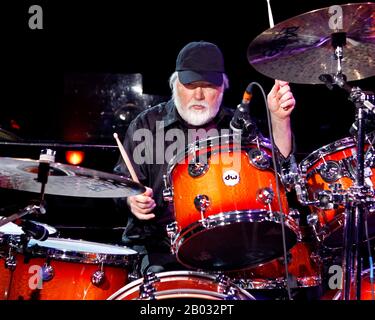 Le batteur légendaire Ronnie Tutt se produit avec Neil Diamond au BB&T Center de Sunrise, en Floride. Banque D'Images