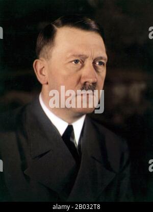 Adolf Hitler (20 avril 1889 – 30 avril 1945) était un politicien allemand d'origine autrichienne qui était le chef du parti nazi (NSDAP), chancelier de l'Allemagne de 1933 à 1945, et Führer ('leader') de l'Allemagne nazie de 1934 à 1945. En tant que dictateur de l'Allemagne nazie, il a initié la seconde Guerre mondiale en Europe et a été une figure centrale de l'holocauste. Banque D'Images