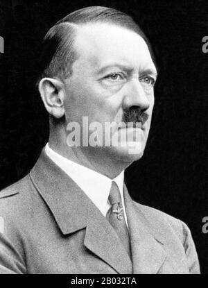 Adolf Hitler (20 avril 1889 – 30 avril 1945) était un politicien allemand d'origine autrichienne qui était le chef du parti nazi (NSDAP), chancelier de l'Allemagne de 1933 à 1945, et Führer ('leader') de l'Allemagne nazie de 1934 à 1945. En tant que dictateur de l'Allemagne nazie, il a initié la seconde Guerre mondiale en Europe et a été une figure centrale de l'holocauste. Banque D'Images