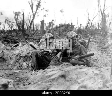 La bataille de Peliu a été combattue entre les Etats-Unis et l'Empire du Japon au Théâtre du Pacifique de la seconde Guerre mondiale, de septembre à novembre 1944 sur l'île de Peliu (aujourd'hui Palau). Les marines américaines de la première division marine, et plus tard les soldats de la 81ème division d'infanterie de l'armée américaine, se sont battus pour capturer une piste d'atterrissage sur la petite île de corail. Cette bataille faisait partie d'une campagne offensive plus vaste connue sous le nom d'opération Forager, qui s'est déroulée de juin à novembre 1944 au Pacific Theatre of Operations. Banque D'Images