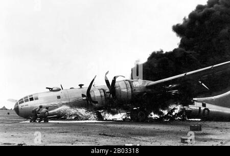 L'invasion d'Iwo Jima a commencé le 19 février 1945 et s'est poursuivie jusqu'au 27 mars 1945. La bataille a été une initiative majeure de la campagne du Pacifique de la seconde Guerre mondiale L'invasion maritime a été chargée de la mission de capturer les aérodromes de l'île, qui jusqu'à ce moment-là avait dénoncé les missions de bombardement des États-Unis à Tokyo. Une fois les bases sécurisées, elles pourraient alors être utilisées dans l'invasion imminente du continent japonais. La bataille a été marquée par certains des combats les plus féroces de la guerre. Les positions de l'armée impériale japonaise sur l'île ont été fortement fortifiées, avec de vastes bunkers, de l'art caché Banque D'Images