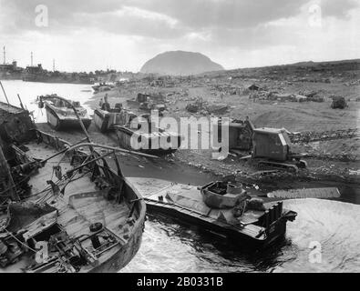 L'invasion d'Iwo Jima a commencé le 19 février 1945 et s'est poursuivie jusqu'au 27 mars 1945. La bataille a été une initiative majeure de la campagne du Pacifique de la seconde Guerre mondiale L'invasion maritime a été chargée de la mission de capturer les aérodromes de l'île, qui jusqu'à ce moment-là avait dénoncé les missions de bombardement des États-Unis à Tokyo. Une fois les bases sécurisées, elles pourraient alors être utilisées dans l'invasion imminente du continent japonais. La bataille a été marquée par certains des combats les plus féroces de la guerre. Les positions de l'armée impériale japonaise sur l'île ont été fortement fortifiées, avec de vastes bunkers, de l'art caché Banque D'Images