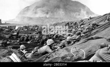 L'invasion d'Iwo Jima a commencé le 19 février 1945 et s'est poursuivie jusqu'au 27 mars 1945. La bataille a été une initiative majeure de la campagne du Pacifique de la seconde Guerre mondiale L'invasion maritime a été chargée de la mission de capturer les aérodromes de l'île, qui jusqu'à ce moment-là avait dénoncé les missions de bombardement des États-Unis à Tokyo. Une fois les bases sécurisées, elles pourraient alors être utilisées dans l'invasion imminente du continent japonais. La bataille a été marquée par certains des combats les plus féroces de la guerre. Les positions de l'armée impériale japonaise sur l'île ont été fortement fortifiées, avec de vastes bunkers, de l'art caché Banque D'Images