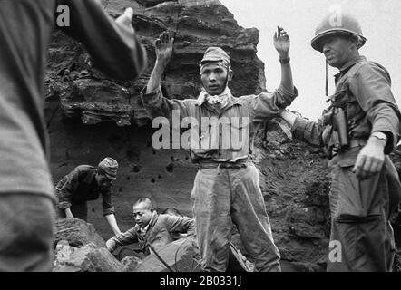 L'invasion d'Iwo Jima a commencé le 19 février 1945 et s'est poursuivie jusqu'au 27 mars 1945. La bataille a été une initiative majeure de la campagne du Pacifique de la seconde Guerre mondiale L'invasion maritime a été chargée de la mission de capturer les aérodromes de l'île, qui jusqu'à ce moment-là avait dénoncé les missions de bombardement des États-Unis à Tokyo. Une fois les bases sécurisées, elles pourraient alors être utilisées dans l'invasion imminente du continent japonais. La bataille a été marquée par certains des combats les plus féroces de la guerre. Les positions de l'armée impériale japonaise sur l'île ont été fortement fortifiées, avec de vastes bunkers, de l'art caché Banque D'Images