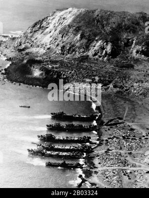 L'invasion d'Iwo Jima a commencé le 19 février 1945 et s'est poursuivie jusqu'au 27 mars 1945. La bataille a été une initiative majeure de la campagne du Pacifique de la seconde Guerre mondiale L'invasion maritime a été chargée de la mission de capturer les aérodromes de l'île, qui jusqu'à ce moment-là avait dénoncé les missions de bombardement des États-Unis à Tokyo. Une fois les bases sécurisées, elles pourraient alors être utilisées dans l'invasion imminente du continent japonais. La bataille a été marquée par certains des combats les plus féroces de la guerre. Les positions de l'armée impériale japonaise sur l'île ont été fortement fortifiées, avec de vastes bunkers, de l'art caché Banque D'Images