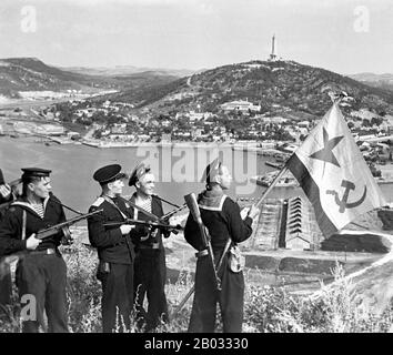 L'opération Offensive stratégique du Manchurien a commencé le 9 août 1945 avec l'invasion soviétique de l'état de marionnette japonaise de Manchukuo. C'était la dernière campagne de la seconde Guerre mondiale, et la plus grande de la guerre soviétique-japonaise de 1945 qui a repris les hostilités entre l'Union soviétique et l'Empire du Japon après près de six ans de paix. Les gains soviétiques temporaires sur le continent étaient Manchukuo, la Mongolie intérieure et la Corée du Nord. L'entrée soviétique dans la guerre et la défaite de l'armée de Kwantung ont été un facteur important dans la décision du gouvernement japonais de se rendre. Banque D'Images