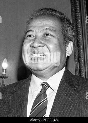 Norodom Sihanouk (né le 31 octobre 1922) fut le roi du Cambodge de 1941 à 1955 et de 1993 jusqu'à sa retraite et son abdication volontaire le 7 octobre 2004 en faveur de son fils, l'actuel roi Norodom Sihamoni. Après son abdication, il était connu comme le Roi-Père du Cambodge, une position dans laquelle il a conservé bon nombre de ses anciennes responsabilités en tant que monarque constitutionnel. Il est mort d'une crise cardiaque à Beijing, en Chine, le 15 octobre 2012. Banque D'Images