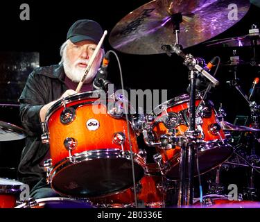 Le batteur légendaire Ronnie Tutt se produit avec Neil Diamond au BB&T Center de Sunrise, en Floride. Banque D'Images