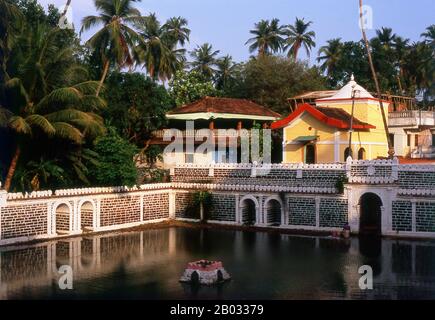 Le temple Shri Mangesh a ses origines à Kushasthali Cortalim, un village de Saxty (Salcette) qui est tombé à l'invasion des Portugais en 1543. En l'an 1560, lorsque les Portugais ont commencé des conversions chrétiennes à Salcete, les Saraswats de Vatsa Gotra ont déplacé le Mangesh Linga du site d'origine sur les rives de la rivière Aghanashini (Zuari) à son emplacement actuel, Ce qui a ensuite été gouverné par les rois hindous de la Sonde d'Antruz Mahal (Ponda) et pensé pour être plus sûr. Le temple principal est dédié à Bhagavan Manguesh, une incarnation de Shiva. Banque D'Images