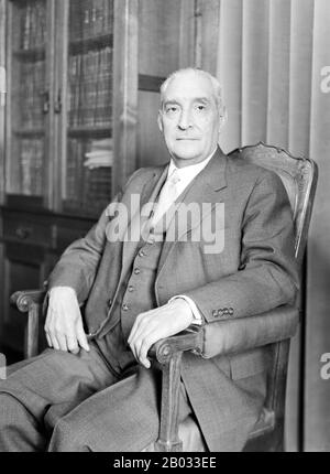 Antonio de Oliveira Salazar (28 avril 1889 – 27 juillet 1970) était un politicien et économiste portugais qui a été Premier ministre du Portugal pendant 36 ans, de 1932 à 1968. Salazar a fondé et dirigé l'Estado Novo (« nouvel État »), le gouvernement autoritaire corporatiste qui a dirigé le Portugal jusqu'en 1974. Salazar a utilisé la police, la censure et la répression pour réprimer l'opposition, en particulier celle liée au mouvement communiste. Il a soutenu Francisco Franco dans la guerre civile espagnole, mais a maintenu le Portugal neutre pendant la seconde Guerre mondiale La doctrine du pluricontinentalisme était la base de son poli territorial Banque D'Images