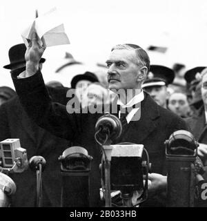 Arthur Neville Chamberlain FRS (18 mars 1869 – 9 novembre 1940) était un homme politique conservateur britannique qui a été Premier ministre du Royaume-Uni de mai 1937 à mai 1940. Chamberlain est plus connu pour sa politique étrangère apaisante, et en particulier pour sa signature de l'Accord de Munich en 1938, concédant à l'Allemagne la région germanophone des Sudètes. Cependant, lorsque Adolf Hitler a envahi la Pologne, le Royaume-Uni a déclaré la guerre contre l'Allemagne le 3 septembre 1939, et Chamberlain a conduit la Grande-Bretagne à travers les huit premiers mois de la seconde Guerre mondiale Banque D'Images