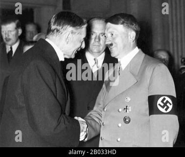 Arthur Neville Chamberlain FRS (18 mars 1869 – 9 novembre 1940) était un homme politique conservateur britannique qui a été Premier ministre du Royaume-Uni de mai 1937 à mai 1940. Chamberlain est plus connu pour sa politique étrangère apaisante, et en particulier pour sa signature de l'Accord de Munich en 1938, concédant à l'Allemagne la région germanophone des Sudètes. Cependant, lorsque Adolf Hitler a envahi la Pologne, le Royaume-Uni a déclaré la guerre contre l'Allemagne le 3 septembre 1939, et Chamberlain a conduit la Grande-Bretagne à travers les huit premiers mois de la seconde Guerre mondiale Adolf Hitler (20 Avril 1889 – 30 Banque D'Images