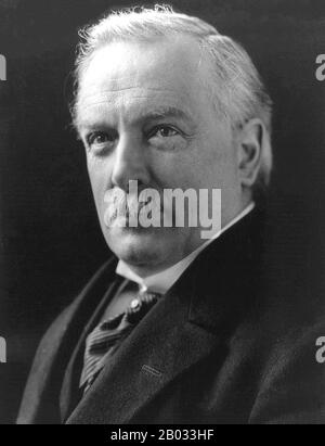 David Lloyd George, premier comte Lloyd-George de Dwyfor, OM, PC (17 janvier 1863 – 26 mars 1945) était un homme politique et homme d'État libéral britannique. En tant que chancelier de l'Échiquier (1908–1915), Lloyd George était un personnage clé dans l'introduction de nombreuses réformes qui ont posé les bases de l'État-providence moderne. Son rôle le plus important a été le premier ministre très énergique du gouvernement de la coalition de guerre (1916–1916), pendant et immédiatement après la première Guerre mondiale. Il a été un acteur majeur de la Conférence de paix de Paris de 1919 qui a réordonné l'Europe après la défaite de l'Allemagne dans la Grande Guerre Banque D'Images