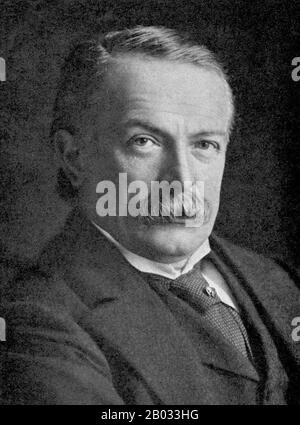 David Lloyd George, premier comte Lloyd-George de Dwyfor, OM, PC (17 janvier 1863 – 26 mars 1945) était un homme politique et homme d'État libéral britannique. En tant que chancelier de l'Échiquier (1908–1915), Lloyd George était un personnage clé dans l'introduction de nombreuses réformes qui ont posé les bases de l'État-providence moderne. Son rôle le plus important a été le premier ministre très énergique du gouvernement de la coalition de guerre (1916–1916), pendant et immédiatement après la première Guerre mondiale. Il a été un acteur majeur de la Conférence de paix de Paris de 1919 qui a réordonné l'Europe après la défaite de l'Allemagne dans la Grande Guerre Banque D'Images