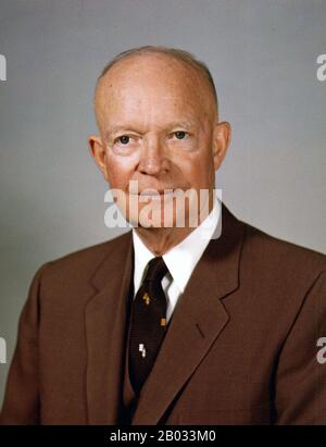 Dwight David 'Ike' Eisenhower (14 octobre 1890 – 28 mars 1969) était un homme politique et général américain qui a été le 34ème président des États-Unis de 1953 à 1961. Il était un général de cinq étoiles dans l'armée des États-Unis pendant la seconde Guerre mondiale et il a été commandant suprême des Forces alliées en Europe. Eisenhower a été responsable de la planification et de la supervision de l'invasion de l'Afrique du Nord dans l'opération Torch en 1942–43 et de l'invasion réussie de la France et de l'Allemagne en 1944–45 du Front occidental. En 1951, il est devenu le premier commandant suprême de l'OTAN. Banque D'Images