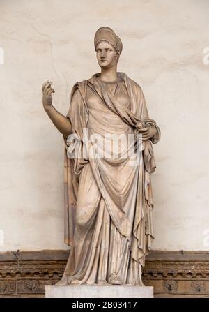 Italie : statue d'une femme romaine (Sabine). Loggia dei Lanzi, Piazza della Signoria, Florence. Art romain, 1er ou 2ème siècle ce. La Loggia dei Lanzi, également appelée Loggia della Signoria, a été construite entre 1376 et 1382 par Benci di Cione et Simone di Francesco Talenti, éventuellement à la suite d'un dessin de Jacopo di Sione, pour abriter les assemblées du peuple et tenir des cérémonies publiques, Comme la prestation de serment des Gonfaloniers et des Prieurs. Banque D'Images