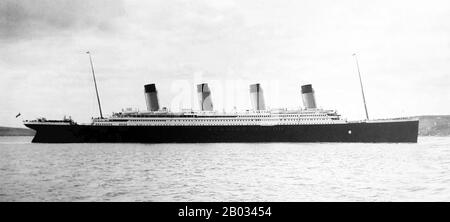 RMS Titanic était un paquebot britannique qui a coulé dans l'océan Atlantique Nord au début de la matinée du 15 avril 1912, après avoir heurté un iceberg lors de son premier voyage de Southampton à New York City. Sur les 2 224 passagers et membres de l'équipage à bord, plus de 1 500 personnes sont mortes dans le naufrage, faisant de ce dernier l'une des catastrophes maritimes commerciales les plus meurtrières de l'histoire moderne en temps de paix. Le plus grand navire à flot au moment de son entrée en service, le RMS Titanic était le deuxième des trois paquebots de la classe olympique exploités par la ligne White Star, et a été construit par le chantier naval Harland et Wolff à Belfast. Banque D'Images