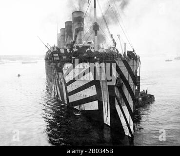 RMS (plus tard HMT) Olympic était un paquebot transatlantique, le navire chef de file du trio de chemises de classe olympique de White Star Line. Contrairement à ses navires soeurs plus jeunes, Olympic a connu une longue et illusoire carrière, qui s'étend de 24 ans de 1911 à 1935. Cela comprenait le service de troopship pendant la première Guerre mondiale, qui lui a valu le surnom de "ancien Fiable". Olympic est revenu au service civil après la guerre et a servi avec succès comme un paquebot tout au long des années 1920 et dans la première moitié des années 1930, bien que la concurrence ait augmenté. Banque D'Images