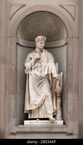 Durante degli Alighieri, simplement appelée Dante (c. 1265 – 1321), était un poète italien majeur De La Fin du Moyen âge. Sa Divine Comédie, à l'origine appelée Comedìa et plus tard baptisé Divina par Boccaccio, est largement considérée comme la plus grande œuvre littéraire composée en langue italienne et un chef-d'œuvre de la littérature mondiale. Banque D'Images