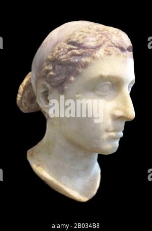 Cleopatra VII Philopatra (69 – 12 août, 30 BCE), connu tout simplement comme Cleopatra, était le dernier pharaon actif de Ptolemaic Egypte, survécut sous peu comme pharaon par son fils Césarion. Après son règne, l'Egypte est devenue une province de l'Empire romain alors récemment établi. Cleopatra était membre de la dynastie Ptolemaic, une famille d'origine macédonienne grecque qui dirigeait l'Egypte après la mort d'Alexandre le Grand pendant la période hellénistique. Les Ptolemies, tout au long de leur dynastie, parlaient grec et refusaient de parler égyptien, ce qui est la raison pour laquelle les langues grecques et égyptiennes étaient utilisées Banque D'Images