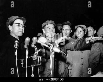 Zhou Enlai (du 5 mars 1898 au 8 janvier 1976) a été le premier premier Premier ministre de la République Populaire de Chine, qui a servi d'octobre 1949 à sa mort en janvier 1976. Jiang Qing (Chiang ch'ing, mars 1914 – 14 mai 1991) était le pseudonyme utilisé par la dernière épouse et la figure majeure de gauche du leader chinois Mao Zedong pendant la Révolution culturelle (1966-1976). Banque D'Images