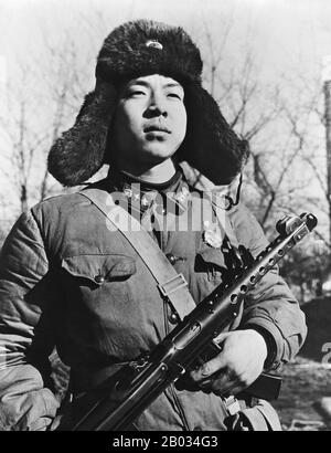 Lei Feng (18 décembre 1940 – 15 août 1962) était un soldat de l'armée chinoise dans la légende communiste. Après sa mort, Lei a été caractérisé comme une personne désintéressée et modeste consacrée au Parti communiste, Mao Zedong, et au peuple chinois. En 1963, il a fait l'objet d'une campagne nationale de propagande posthume, "Suivez les exemples de la camarade Lei Feng". Lei a été dépeint comme un citoyen modèle, et les masses ont été encouragées à imiter son égoïsme, modestie et dévotion à Mao. Après la mort de Mao, Lei Feng est resté une icône culturelle représentant un sérieux et un service. Son nom a été saisi Banque D'Images