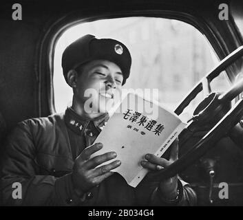 Lei Feng (18 décembre 1940 – 15 août 1962) était un soldat de l'armée chinoise dans la légende communiste. Après sa mort, Lei a été caractérisé comme une personne désintéressée et modeste consacrée au Parti communiste, Mao Zedong, et au peuple chinois. En 1963, il a fait l'objet d'une campagne nationale de propagande posthume, "Suivez les exemples de la camarade Lei Feng". Lei a été dépeint comme un citoyen modèle, et les masses ont été encouragées à imiter son égoïsme, modestie et dévotion à Mao. Après la mort de Mao, Lei Feng est resté une icône culturelle représentant un sérieux et un service. Son nom a été saisi Banque D'Images