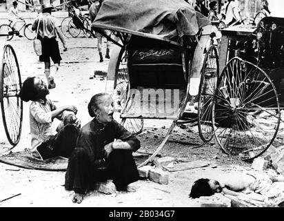 Le Japon impérial a occupé l'ancienne colonie britannique de Singapour à partir du 15 février 1942, lorsque ses forces militaires ont vaincu la garnison combinée australienne, britannique, indienne et malaisienne à la bataille de Singapour. L'occupation a duré jusqu'à la défaite du Japon en 1945. Pendant l'occupation japonaise, Singapour a été rebaptisée Syonan-to, ce qui signifie « l'île de la lumière du Sud ». Singapour a été officiellement rendue à la domination coloniale britannique le 12 septembre 1945, à la suite d'une signature officielle de reddition à l'hôtel de ville. Banque D'Images