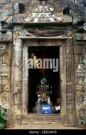 Cambodge : temple de TA Prohm près de Tonle Bati, au sud de Phnom Penh. Le temple laterite de Ta Prohm a été construit par le roi Jayavarman VII au-dessus d'un temple khmer datant du 6th siècle précédent. Le résultat est un joyau bien conservé d'un temple, non pas trop grand, mais avec quelques caractéristiques décoratives splendides. Le sanctuaire principal dispose de cinq chambres, chacune étant une statue ou une lingam Shiva. Jayavarman VII (1125-1215) était un roi (r. c. 1181-1215) de l'Empire khmer à Angkor. Il épousa Jayarajadevi et, après sa mort, épousa sa sœur Indradevi, toutes deux considérées comme une grande inspiration pour lui. Banque D'Images