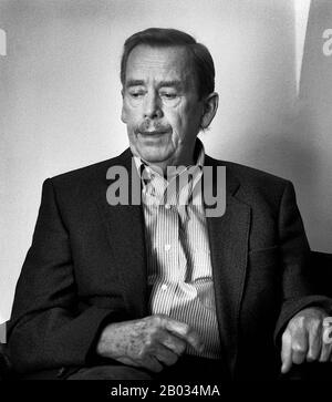 République tchèque/Tchécoslovaquie: Vaclav Havel (1936-2011), 10e Président de la Tchécoslovaquie (1989-1992) et 1er Président de la République tchèque (1993-2003). Jiri Jiroutek, Prague, 2006 (Licence CC BY 3.0). Vaclav Havel (5 octobre 1936 – 18 décembre 2011) est un écrivain, philosophe, dissident et homme d'État tchèque. De 1989 à 1992, il a été le dernier président de la Tchécoslovaquie. Il a ensuite été le premier président de la République tchèque (1993-2003) après la scission tchèque-slovaque. Dans la littérature tchèque, il est connu pour ses pièces de théâtre, ses essais et ses mémoires. Banque D'Images