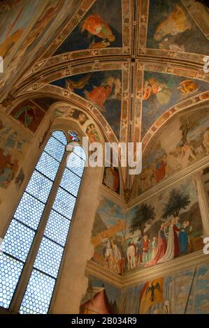 L'histoire de la vraie Croix ou la Légende de la vraie Croix est une séquence de fresques peintes par Piero della Francesca dans la Basilique de San Francesco à Arezzo. C'est son plus grand travail, et généralement considéré comme l'un de ses meilleurs, et un chef-d'œuvre de la Renaissance. Son thème, dérivé du célèbre livre du XIIIe siècle sur la vie des saints par Jacopo da Voragine, la Légende dorée, est le triomphe de la vraie Croix – la légende du bois du jardin d'Eden devenant la Croix sur laquelle Jésus Christ a été crucifié. Ce travail démontre la connaissance avancée de Piero de la perspective et de la coopération Banque D'Images