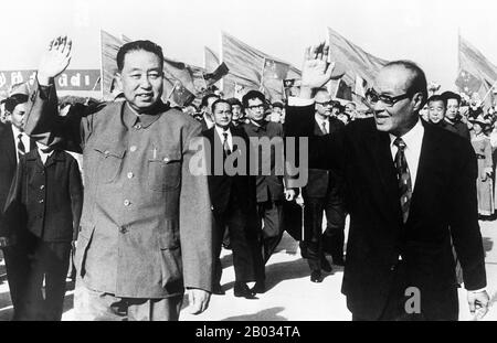 Hua Guofeng (16 février 1921 – 20 août 2008), a été le successeur désigné de Mao Zedong comme le leader suprême du Parti communiste de Chine et de la République Populaire de Chine. Après la mort de Zhou Enlai en 1976, il lui succède comme deuxième premier ministre de la République Populaire de Chine. Ne Win (24 mai ou 14 mai 1911 ou 10 juillet 1910 – 5 décembre 2002) était un politicien et un commandant militaire. Il a été premier ministre de Birmanie de 1958 à 1960 et de 1962 à 1974 et aussi chef d'État de 1962 à 1981. Il a également été le fondateur et de 1963 à 1988 le président du Parti socialiste du Myanmar, Banque D'Images