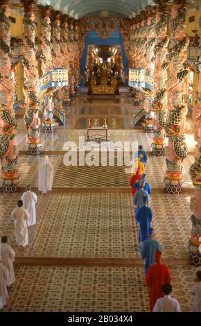 Le Saint-Siège de la Cao Dai est dans la province vietnamienne de Tay Ninh, proche de la frontière cambodgienne, et cette religion syncrétique – qui compte parmi ses saints Victor Hugo, Laozi et Jésus – a également fait quelques Khmers convertis. Le Vietnam a deux sectes religieuses indigènes, qui ont toutes deux été établies au XXe siècle, et qui sont toutes deux fermement basées dans le sud du pays. CAO Dai ou ‘Autel suprême’ est une foi syncrétique qui combine des aspects du giao tam avec le catholicisme et est le plus grand des deux, avec environ 2 millions de disciples. CAO Dai est un amalgame éclectique de Confuci Banque D'Images