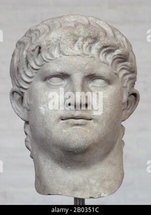 Né Lucius Domitius Ahenobarbus, Nero était le seul fils d'Agrippina le Jeune, qui épouserait plus tard son grand-oncle l'empereur Claudius. Claudius a adopté Nero et a été fait héritier et successeur aux côtés du fils de Claudius Brittanicus. Nero a accédé au trône après la mort de Claudius en 54 ce, probablement empoisonné aux mains de la mère de Nero. Le règne de Nero est tristement célèbre pour sa corruption, sa tyrannie et son extravagance, ainsi que pour ses nombreuses exécutions, y compris celle de sa mère et l'empoisonnement de son beau-frère Britannicus peu après le début de son règne. Mais sa marque la plus tristement célèbre de l'histoire, Banque D'Images