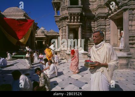 Le site sacré de Shatrunjaya de Jain contient des centaines de temples de Palitana construits principalement entre le 11ème siècle et le 16ème siècle ce. Les collines de Shatrunjaya ont été sanctifiées lorsque Rishabha, le premier tirgravara (Dieu omniscient enseignant) de Jainisme, a donné son premier sermon dans le temple sur le sommet de la colline. L'histoire ancienne des collines est également retracée à Pundarika Swami, un chef Ganadhara et petit-fils de Rishabha, qui a atteint le salut ici. Son sanctuaire situé en face du principal temple d'Adinath, construit par son fils Bharata, est également adoré par les pèlerins. Banque D'Images