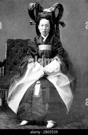 Le gouvernement de Meiji Japon a considéré la Reine min comme un obstacle à son expansion à l'étranger. Les efforts pour la retirer de l'arène politique, orchestrés par des rébellions échoués, poussés par le père du roi Gojong, le Heungseon Daewongun (un régent influent travaillant avec les Japonais), l'ont influencée à prendre une position plus dure contre l'influence japonaise. Après la victoire du Japon dans la première guerre sino-japonaise, la Reine min a plaidé pour des liens plus forts entre la Corée et la Russie dans une tentative de bloquer l'influence japonaise en Corée, représentée par le Daewongun. Tôt le matin du 8 octobre 1 Banque D'Images