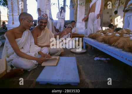 Le site sacré de Shatrunjaya de Jain contient des centaines de temples de Palitana construits principalement entre le 11ème siècle et le 16ème siècle ce. Les collines de Shatrunjaya ont été sanctifiées lorsque Rishabha, le premier tirgravara (Dieu omniscient enseignant) de Jainisme, a donné son premier sermon dans le temple sur le sommet de la colline. L'histoire ancienne des collines est également retracée à Pundarika Swami, un chef Ganadhara et petit-fils de Rishabha, qui a atteint le salut ici. Son sanctuaire situé en face du principal temple d'Adinath, construit par son fils Bharata, est également adoré par les pèlerins. Banque D'Images